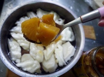 step3: 燙好後放入湯鍋裡，水量依照家人的量，蔭鳳梨加2匙