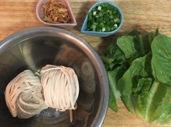 step4: 蔥切花，青菜洗淨切大塊備用。