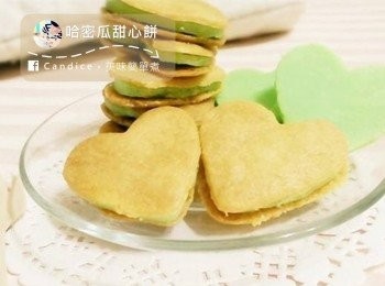 step10: 【組合】最後將壓模的哈密瓜巧克力片夾到餅乾中，成品完成。