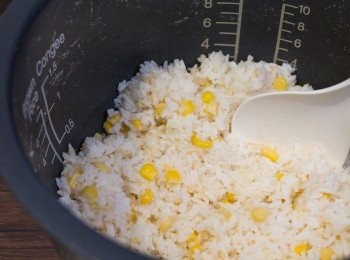 step2: 米飯部份：趁熱加入牛油拌勻備用。