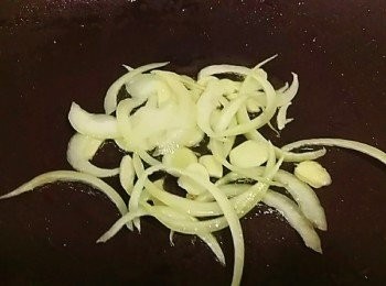 step4: 倒出多餘的油後 放入洋蔥及蒜片爆香