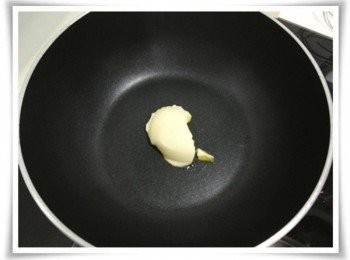 step1: 熱鍋後在鍋內放入奶油~