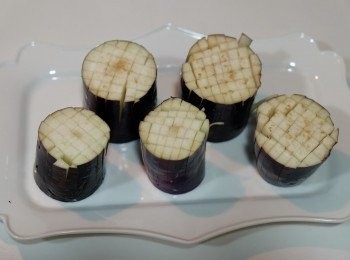 step3: 煮滾一鍋水，隔水蒸大火蒸5分鐘，取出稍微鬆開茄子，即可成菊花形狀。
