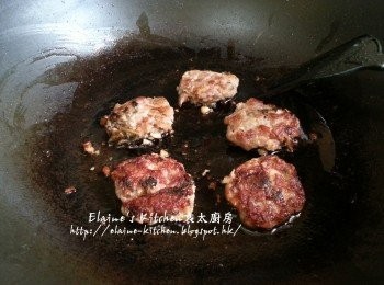 step9: 放入鑊中用慢火慢慢煎至兩面金黃色 , 放上碟後加入蔥絲裝飾即可