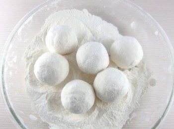 step13: 多次反覆【噴濕內餡】及【裹上糯米粉】的動作,直到元宵製作完成。