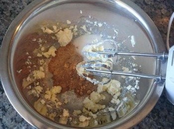 step2: 將牛油用電動攪拌器打至奶白。加入紅糖和白糖再略攪拌，後入加 Nutella醬，拌勻。
