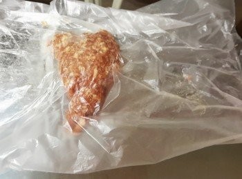 step3: 用錫紙（鋁箔紙）包好烤盤備用。將蜂蜜與水拌勻成<span class="group_3">蜜汁</span>備用。將豬絞肉分成三等份，先將其中一份放入塑膠袋內