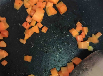 step2: 熱油鍋，下雞蛋炒熟打散，盛起；再下胡蘿蔔翻炒。