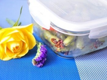 step6: 待毛豆放涼後蓋上上蓋放置冰箱冷藏，冰涼食用也好吃喔! 樂扣玻璃保鮮盒品牌是耐熱玻璃保鮮盒，可以直接從冷凍庫拿出來放入電鍋、微波爐、烤箱烹飪，耐熱玻璃保鮮盒焗烤微波安全不會爆裂！