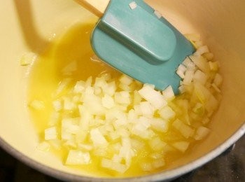 step1: 牛油炒洋蔥至軟身