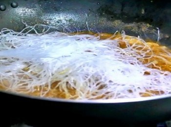 step8: 再放入先前炒好的洋蔥及泡軟的粉絲