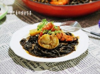 step5: 料多味美茄汁海鮮義大利麵就能上桌品嘗囉。

💕密訣提示 高湯開水可依自家口味調合，這次使用鮮美高湯1/2包搭配上約1200cc的水 加上拌炒洋蔥全程約20分鐘，義大利麵烹煮時間可依使用品牌增減， 重點是口感自己喜歡喔