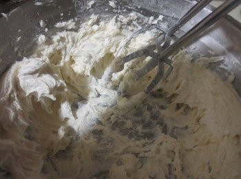 step2: 牛油提前软化，加糖粉，盐打发，加入鸡蛋打匀。（鸡蛋也要回到室温）