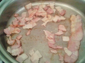 step2: 熱鍋下少許油，先炒煙肉粒兩分鐘