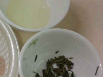 step1: 茶葉用少少熱水浸泡,然後分開。