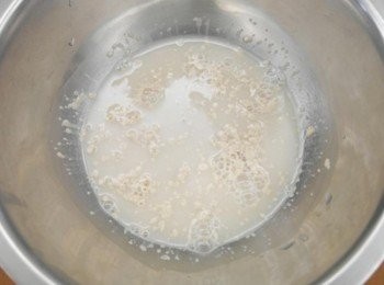 step1: 將溫水.鹽及糖放入容器中拌勻~~ 接著倒入酵母粉靜置1-2分鐘!!!