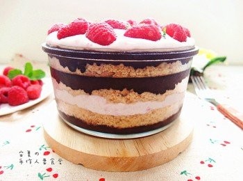 step8: 可以隨自己喜好堆疊，切記打發好的鮮奶油不要和熱巧克力疊再一起，鮮奶油會融化喔！疊一層巧克力可先放入冷凍，冷卻後再疊上鮮奶