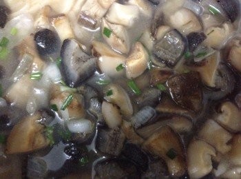 step1: 先將冬菇、瑤柱、己發過的海參分別用水浸泡後切粒粒備用（浸過的冬菇及瑤柱水留起）