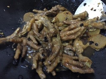 step10: 加入少許蠔油及冰糖快炒勻, 再加入辣椒, 喜歡的可以埋茨汁讓汁料黏身一點增強口感