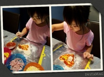 step3: 將麵糰放上已經掃上油嘅批模上， 然後將麵糰做上自己喜歡的形狀（ 先用手壓平個麵團慢慢可以做成） 然後喺上面塗上意大利粉醬。小朋友而家可以放上自己鍾意嘅配料。