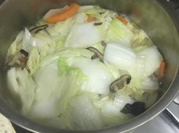 step5: 換到深鍋中，加入適量的水（不淹沒白菜）中小火繼續燉煮，