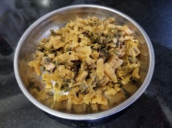 step2: 梅菜，清洗後搾乾水份後，再重複 2至3次，減淡鹽份切碎備用