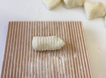 step8: 用pasta board 或叉子壓出坑紋。