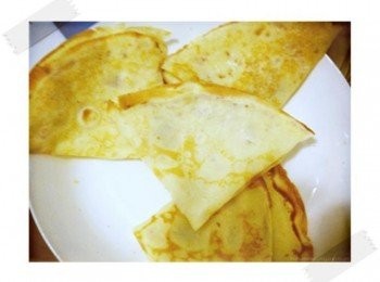 step5: 我把煎好的薄餅對折2次備用~~~