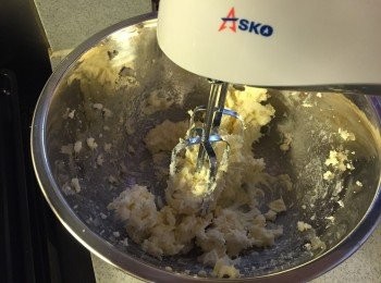 step2: 忌廉芝士放軟後加入糖用電動打蛋器攪勻