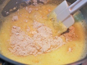 step4: 加入牛奶、麵粉、砂糖、鹽及香草膏，以刮刀或打蛋器混合均勻

※ 混合至看不見粉末即可，切勿過度攪拌以免麵糊出筋，也可全程在果汁機裡操作