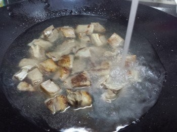 step2: 再白鑊煎羊腩3-4分鐘，再沖第二次水。