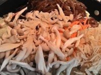 step4: 香氣出來後放入所有蔬菜,並加入浸泡蝦米的水~ 蓋上鍋蓋悶煮約5-10分鐘