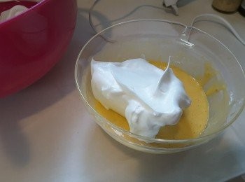 step7: 用膠刮把1/3蛋白霜加入蛋糕糊中拌勻後，