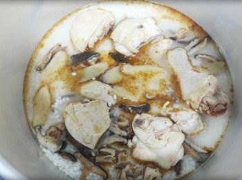 step6: 將剛剛炒好的雞肉.薑片.香菇絲通通倒入白米內鍋!! 將<span class="group_2">調味料</span>也通通加下去~~外鍋加入一杯水按下開關等待跳起:)