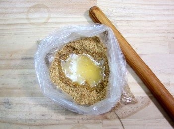 step4: 將奶油倒入餅乾袋裡,攪拌混合。