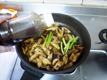 step5: 炒至完全收汁後，下蔥綠與少許的麻油，翻炒一下即可起鍋