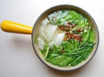 step5: 熄火前加入芹菜末及蔥花,再加入油蔥酥和胡椒粉即完成。