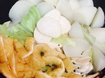 step4: 加入豆腐皮和豆腐，滾起後加入三文魚。煮至三文魚表面轉色即可加入白味噌煮溶。滾起最後加入無糖豆漿，煮至冒煙即可。