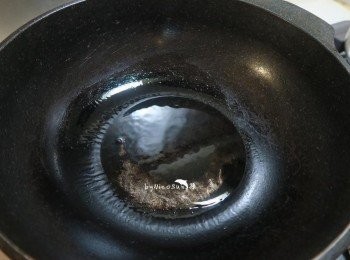 step2: 麻油1匙熱鍋