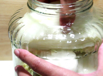 step8: 在放最後一塊時, 把它橫放在瓶肩下, 用瓶肩把菜給卡住。用小瓶時也一樣。