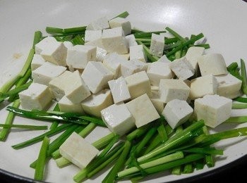 step5: 再下豆腐丁，小心拌炒
