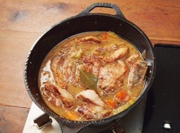 step7: 掀開鍋蓋，以鹽與黑胡椒（各少許，分量外）調味後即可盛盤。