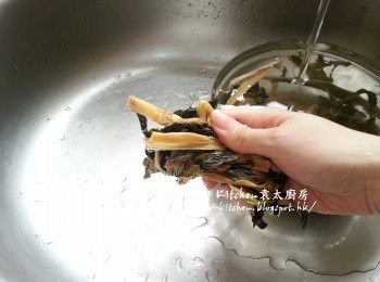 step5: 菜乾浸30分鐘至軟身後倒去水份再沖洗乾淨 , 用手渣乾水份