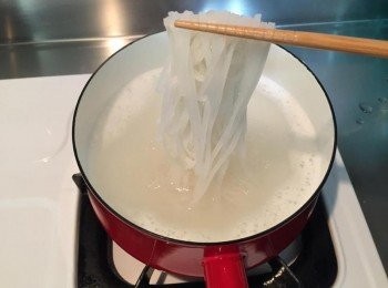 step7: 米線煮熟沖冰水後放置一旁
