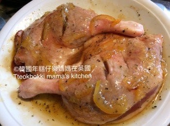 step3: 10分鐘後將柚子醬塗在面和底再醃多30分鐘（若有時間可以醃久一點）