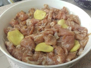 step3: 把已浸軟的粉絲鋪在碟上，淋一湯匙水,再放上豬頸肉片和薑片