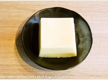 step2: 取一小碗盤，將芙蓉豆腐直接倒扣在盤中。