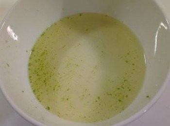 step5: 將味霖加入容器哩，刨檸檬屑，並且加入檸檬汁拌勻