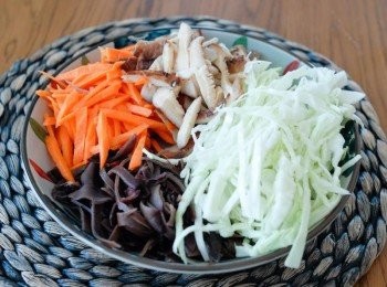 step1: 將所有材料切幼絲，粉絲浸軟，用剪刀剪數下