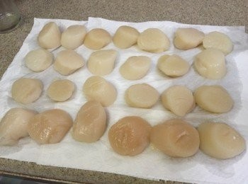 step1: 先將帶子解凍, 若是真空包裝袋, 原袋未開封浸少許水, 不要將原隻帶子泡水, 走失味道
解凍後, 將帶子輕輕過水 (或刪去此部份), 用廚房紙將整隻帶子徹底印乾水份備用